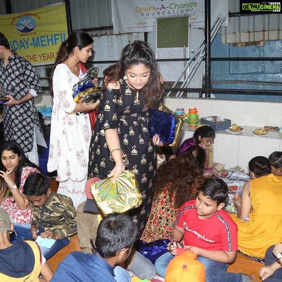 Tanushree Dutta Instagram - Fun day at a local NGO in Mumbai with underprivileged kids and rotary volunteers.My Diwali celebrations this year with a small heartfelt gesture from Dutta family!! Thankyou God for all your blessings on us.Without your grace givers cannot give nor receiving possible.#love