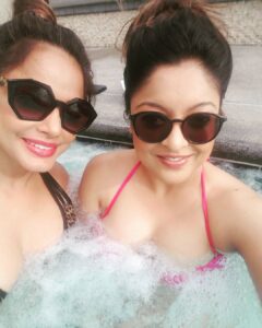 Tanushree Dutta Instagram - Chilling California style by Neetu's pool in Los Angeles.The basketball game #nba on right in front of us on a large screen next to the rooftop jacuzzi.Fresh lime soda and some chill Angelenos keeping us entertained.#oohlala #theamericanlife