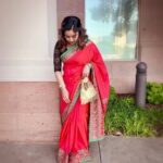 Tanushree Dutta Instagram - Adjusting my saree one last time before I leave for my programme!! From last evening..I mean.. Check out my awesome saree!! Love this look on me..maybe time to get some khadi silk sarees..this one was a impulsive buy last year at an exhibition outside my event hall but looks good right??