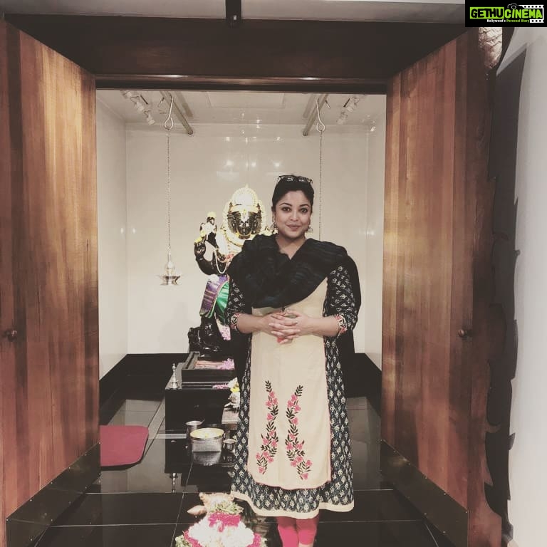 Tanushree Dutta Instagram - At the retreat centre temple.Indian Americans very devout about their faith so it was fun learning about the 6 lessons of Ananda Marga mission from the monks along with other local people.Hope to do a course very soon.š
