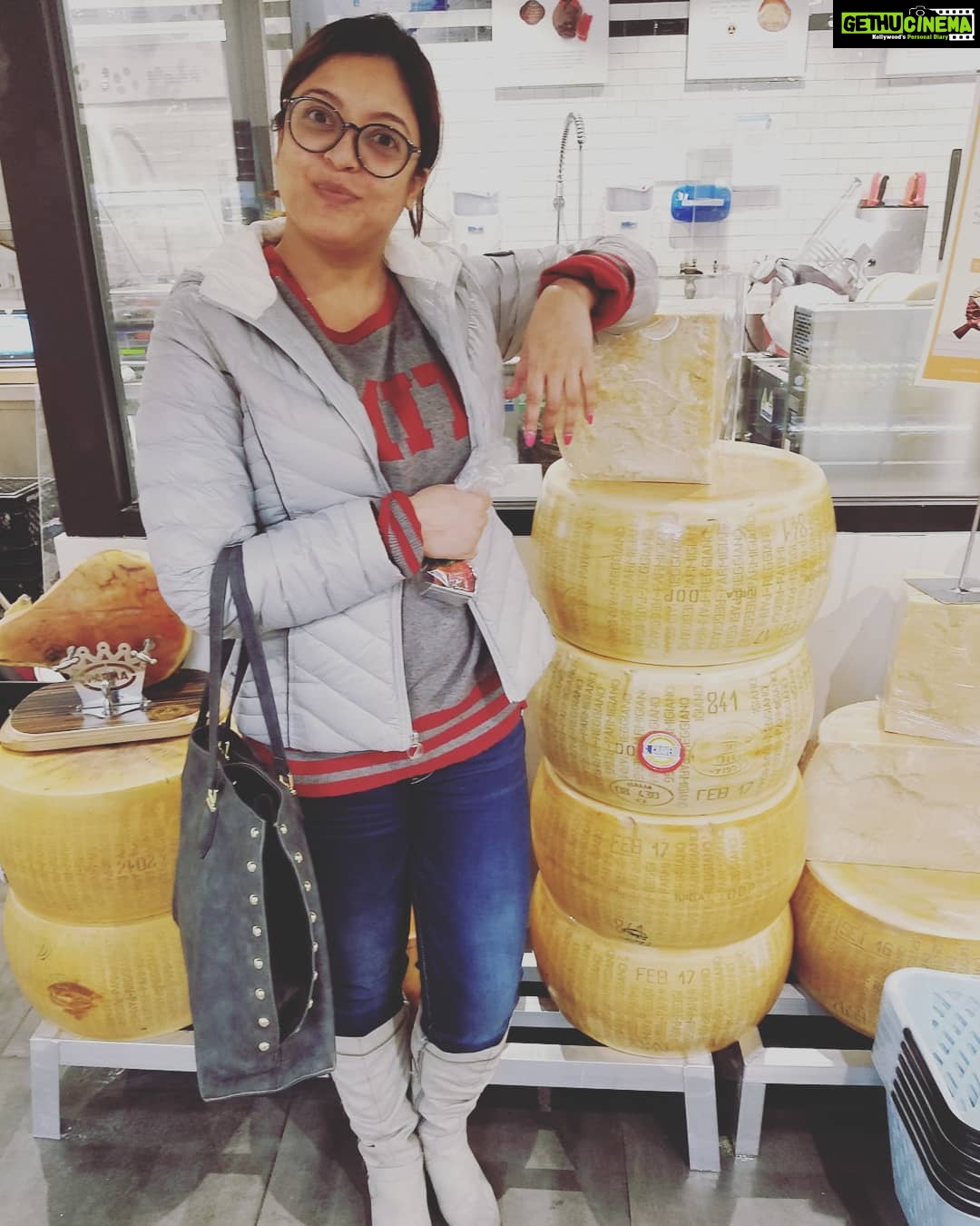 Tanushree Dutta Instagram - This stuff is actually cheese!! Lots and lots of it.The kind u grate over salads.Looks like tabla lol🤣 #italianmarketplace
