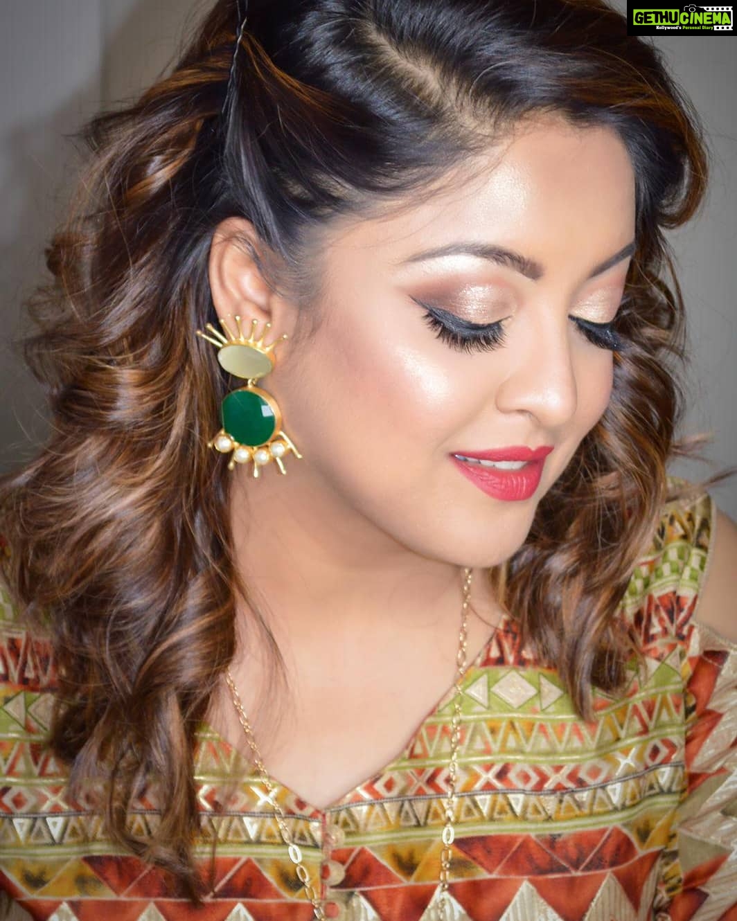 Tanushree Dutta Instagram - Some dreams are so big and so impossible that only God can lace our hearts with it and fulfill them.They say His streets are made of gold and rivers of mercy and grace flow from him into this mortal universe for eternity.#agape #logos #yinyang #yeshua #shiva ######