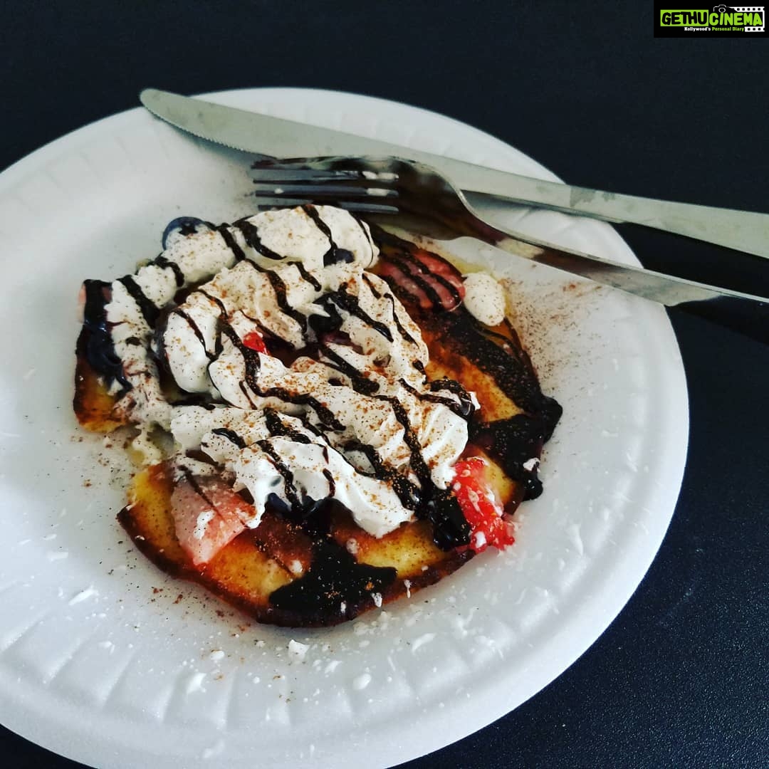 Tanushree Dutta Instagram - Pancake for brunch! Readymade mix pancake topped with strawberry and blueberries.Maple syrup,Hersheys dark chocolate syrup,cream on top sprinkled with cinnamon! #yummy