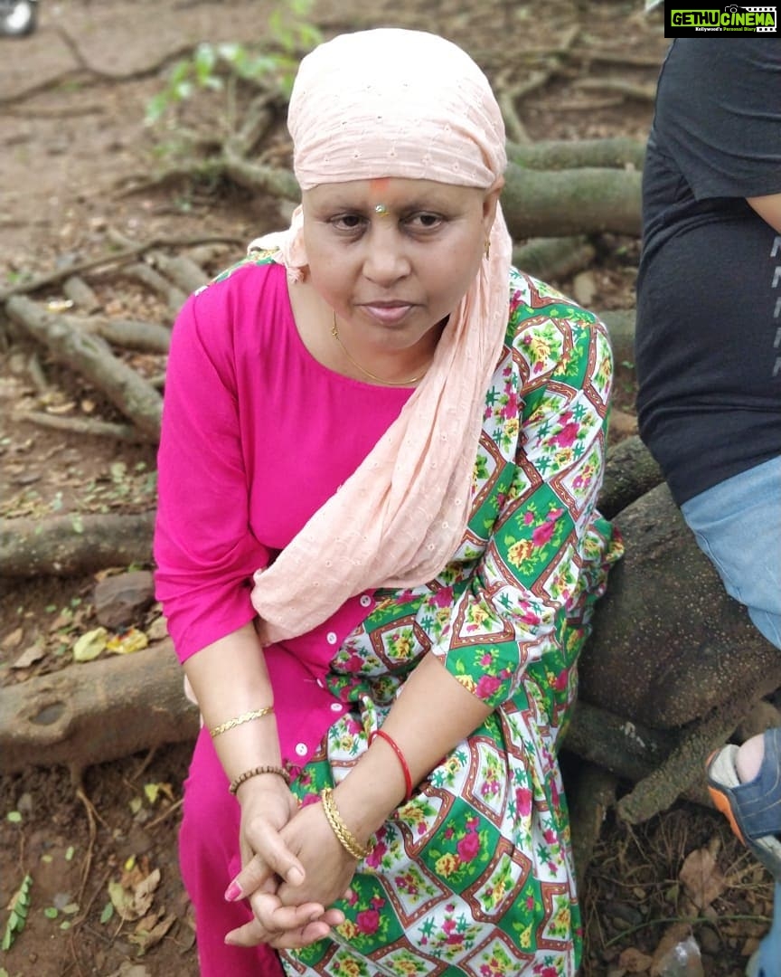 Tanushree Dutta Instagram - Our beloved Aunt passed away yesterday.Liver Cancer stage 4.Chemotherapy was too much for her body to bear.Her organs failed one by one till she lost the will to fight and gave up.Today her body was cremated in her home town.I got to see her and spend some time with her last five months.Mashi you will be missed always!!😠#lovewhileyoucan