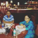 Tanushree Dutta Instagram - At lunch with mom n dad at a global cuisine buffet restaurant near my home in Mumbai!! Ab pata Chala meri sehat ka raaz??🤣🤣🤣 btw had amazing gajar ka halwa too for dessert after..😜😜😜