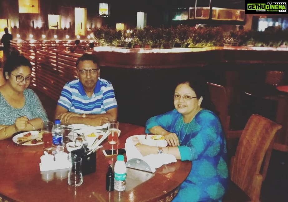 Tanushree Dutta Instagram - At lunch with mom n dad at a global cuisine buffet restaurant near my home in Mumbai!! Ab pata Chala meri sehat ka raaz??🤣🤣🤣 btw had amazing gajar ka halwa too for dessert after..😜😜😜