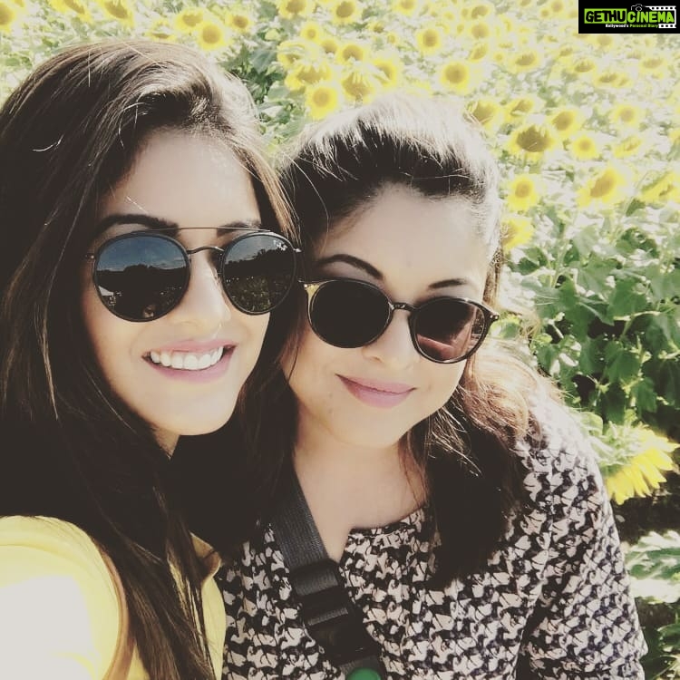 Tanushree Dutta Instagram - Throwback pic from Ishita's last years trip!! Sunflower fields in New Jersey...Ishita never wanted to leave the field..she took like a million selfies..🤣