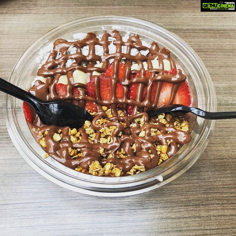 Tanushree Dutta Instagram - And ate some healthy acai bowl!! Suburban life suits me...time to move out of the city perhaps??🤔