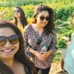 Tanushree Dutta Instagram - Sunflower fields and all in summertime ofcourse..my sister finally decided to share these pics on my birthday after months of asking!!#annoyinglittlesister