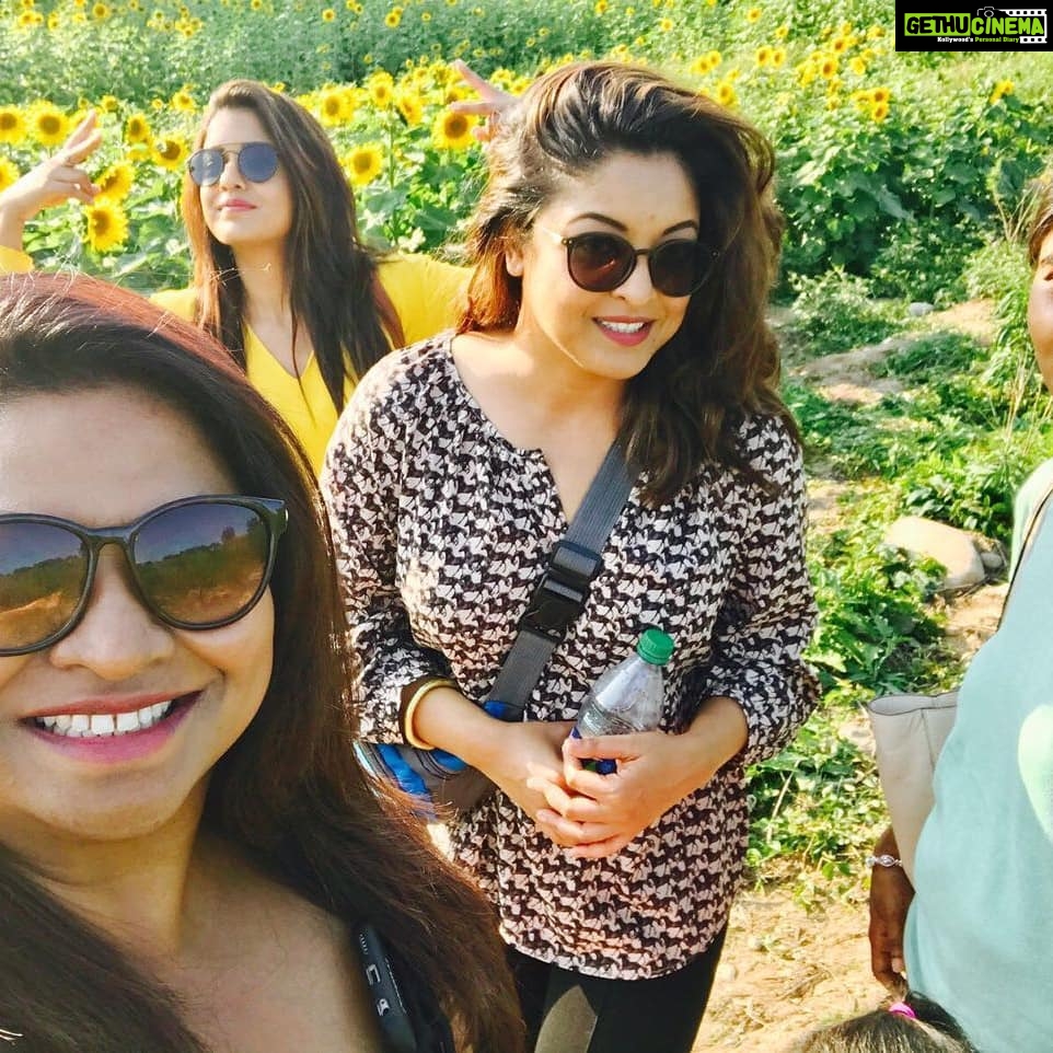 Tanushree Dutta Instagram - Sunflower fields and all in summertime ofcourse..my sister finally decided to share these pics on my birthday after months of asking!!#annoyinglittlesister