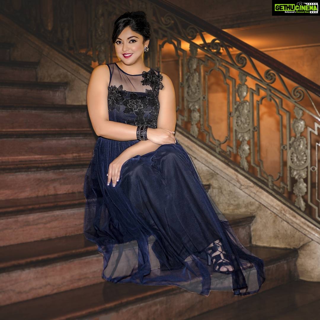 Tanushree Dutta Instagram - Pic from the shoot at Grand Central station a few months ago!! Great Job everyone 👍👍 Styling:@ttandonny wardrobe:@poshparicouture MUA/hair: @shadesbysahar photographer: @photo_slayer