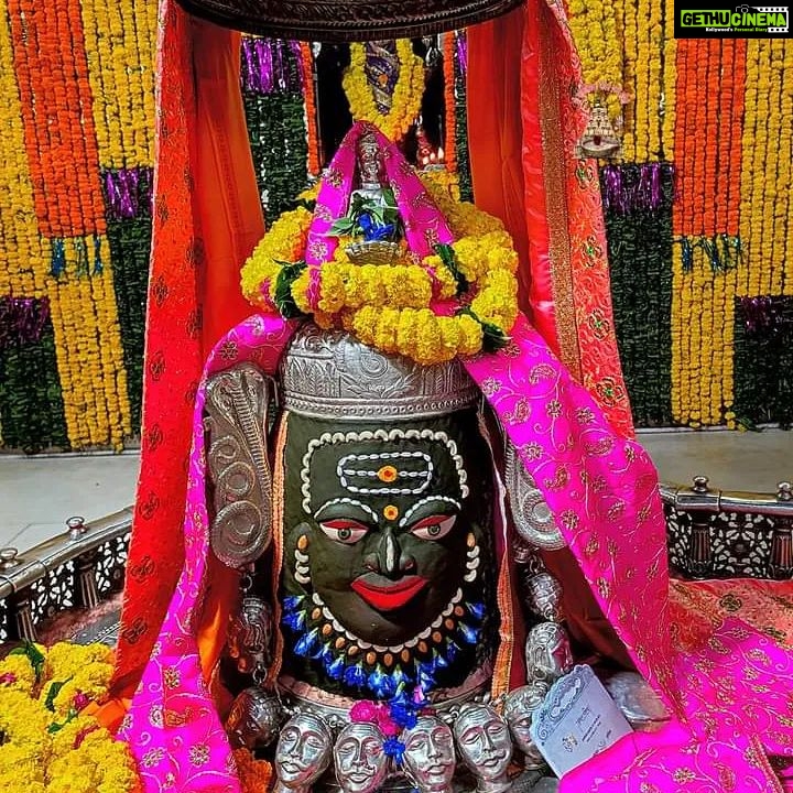 Tanushree Dutta Instagram - Visited Mahakaaleshwar Ujjain Jyotirlinga again this trip to Bhopal & Indore. Got a lovely, warm & love filled reception from the Temple heads, management, priests & city police. Felt like I was back home from somewhere...such was the welcome everyone showered on me. #thankyou #harharmahadev