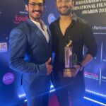 Thakur Anoop Singh Instagram – So last night I was at Dada Saheb Phalke International Film Festival Awards 2022 to present an award for Best Actor for Tv Show. Turns out the winner was my dear Pandu putra Arjun, @shaheernsheikh !! 

A little ‘Mahabharat moment’ perhaps as we united directly after 8 years last night !! Congratulations buddy! All the best’ 💪 

A few moments with @sarya12 & @rupaliganguly and many others. 

#dadasahebphalkeawards #thakuranoopsingh managed by @sagarjustcelebrity 
Make up @makeoverbybasantjha 
Styled by @krishi1606
Outfit- @basicsandoffbeat @triptigoy