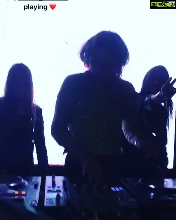 Udita Goswami Instagram - Finally managed to get some footage from last night! Thanks @amitthakur_hair 😘 #djlife