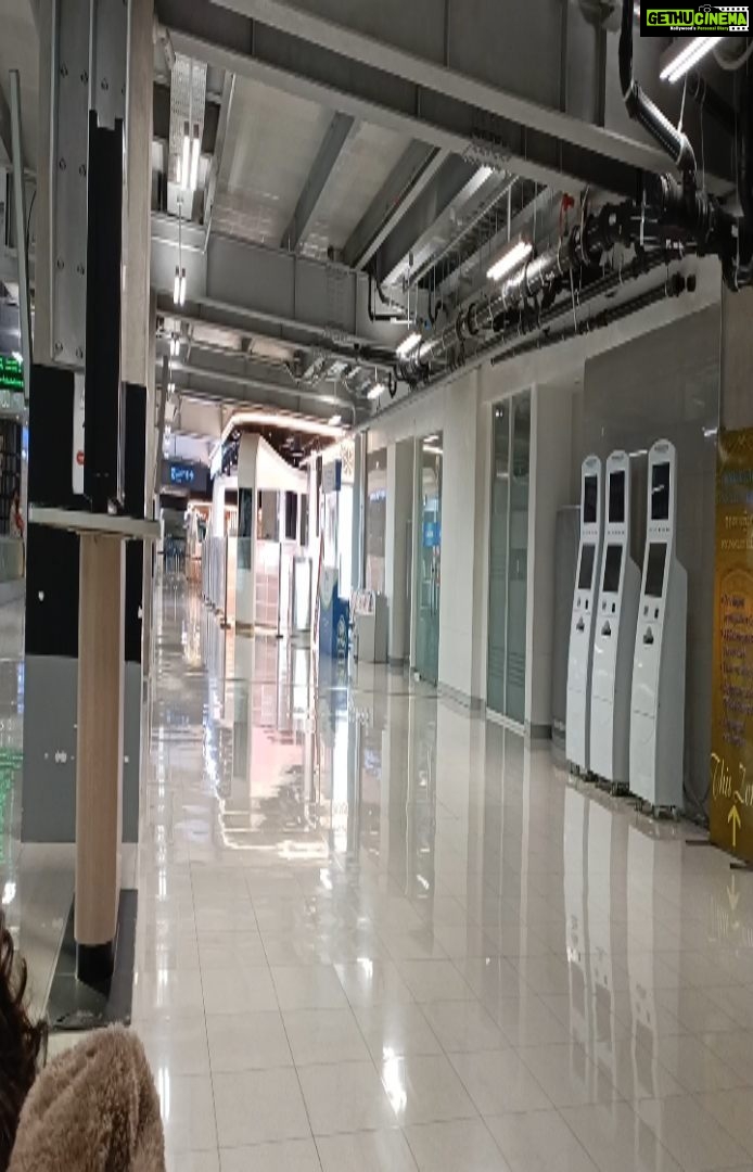 Vanitha Vijayakumar Instagram - @srilankanairlinesofficial scam...stuck in airport immigration past 3 hours...Bangkok airport is deserted...no duty free no food no coffee..no printer in the whole of bangkok #suvarnabhoomiairport No printer to take print for visa on arrival for eligible travelers...Bangkok is always visa on arrival and now they have a policy for certificate of entry called thaili pass which I got already f om India....can't enter country because no printer ...@srilankanairlinesofficial so rude and unethical doesn't care after taking exorbitant ticket fares...the manager is asking me to buy a new ticket and go back to India to get a print out...