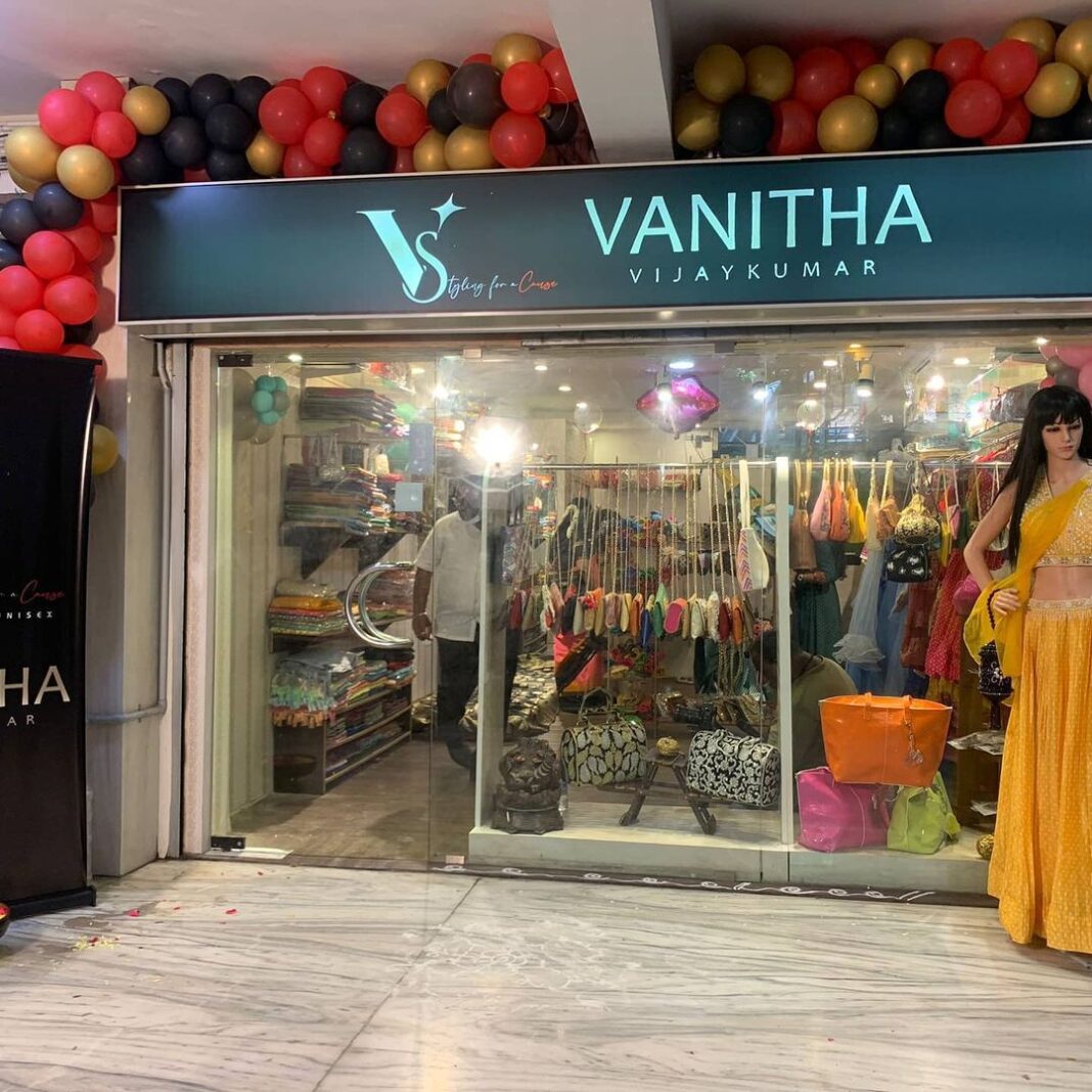 Vanitha Vijayakumar Instagram - Store launch...opening diwali sale...#vanithavijaykumar #vanithavijaykumarstyling Khader Nawaz Khan Road