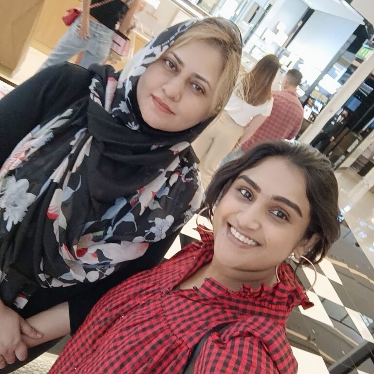 Vanitha Vijayakumar Instagram - Look who i bumped into...what a pleasant surprise..my good friend and most humble and charming woman...Saira Banu mrs ar rahman...she helped me select a perfume.. sweetheart..most down to earth person Burj Khalifa