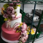 Vanitha Vijayakumar Instagram - Awwwwww my birthday cake 🎂 thanks so much @otrdxb 🥰 getting ready to party