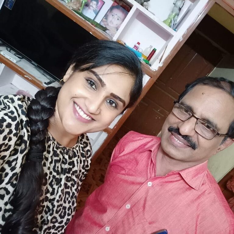 Vanitha Vijayakumar Instagram - The man who introduced me to tamil audiences 25 years ago on silver screens....nambirajan...producer and director of #chandralakha #thalapathy #ThalapathyVijay ...visited me to wish me in my re entry into tamil films as heroine again...#analkattru