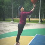 Varalaxmi Sarathkumar Instagram - Been a while since I touched a basket ball, let alone play with it..!! But atleast I got a few of them through the hoop and got a few decent shots..lol #shootlife #arasi #backtoschool #schoolmemories❤ #nostalgic VIT University