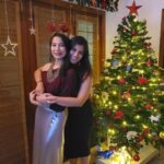 Varalaxmi Sarathkumar Instagram – Nothing like spending Christmas with your loved ones…thanks to my awesom sister @poojasarathkumar who outdoes her dinner every year..amazingly food…love u baby..
Wishing you all a Merry Christmas 🎄 sending you all loads of love kisses and a bag full of positivity..
#christmas2020🎄🎅🎁 
@devi.chaya23 
@natasha.jeyasingh 
@pureinstinct05 
@vandana.rangarajan 
@jayalakshmisundaresan 
@khaliqak 
#momo my little Santa..
