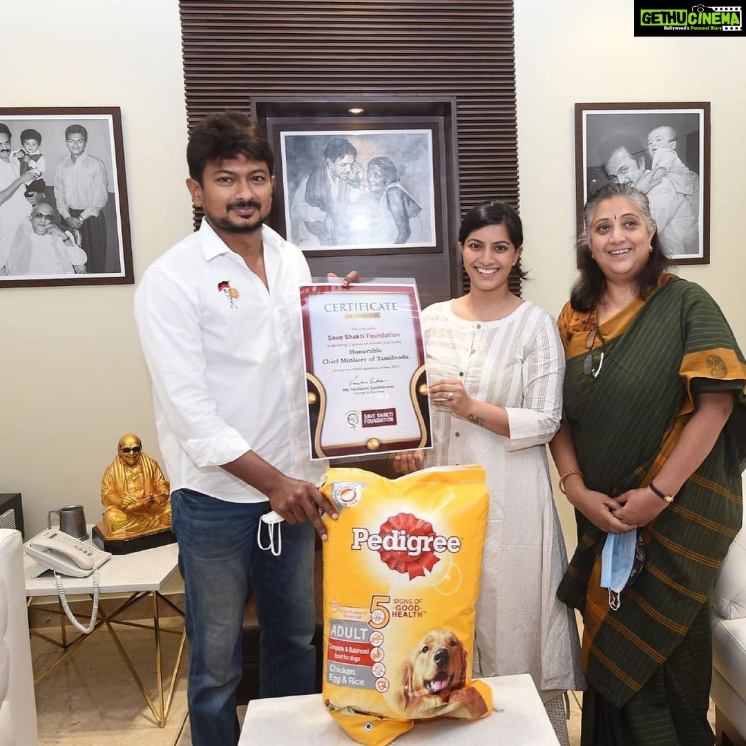 Varalaxmi Sarathkumar Instagram - Thank you so much @udhay_stalin for meeting with @saveshakti @devi.chaya23 , launching our #covid helpline and accepting our 2 ton food for the stray animals on behalf of us to the government.. @sankalpbeautifulworld @pedigree_india @ihroworld plz use our COVID helpline we are here to help as much as we can.!! And plz share for any COVID related help..!!!