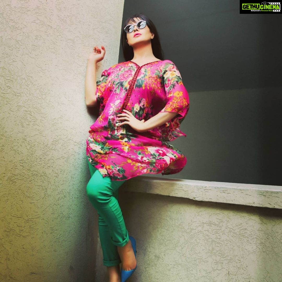 Veena Malik Instagram - #everything is #fine When tere is #sunshineπ #lovingsummerdays #ππ΄πΊπ @mateenshahphotography @tahseenkhanoffical #colorsofthewind #π·π·π·