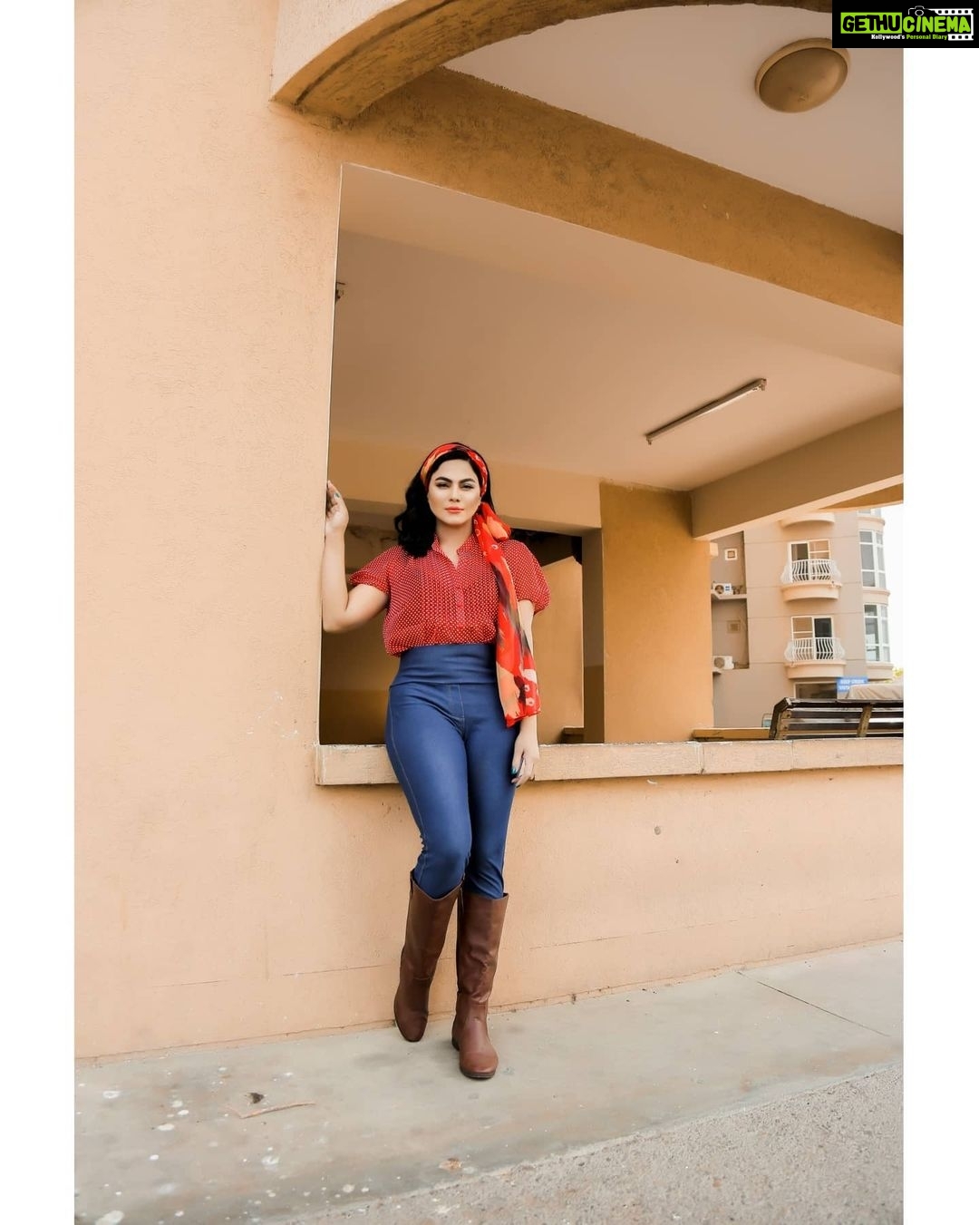 Veena Malik Instagram - #beautiful_world #veenamalik #BeautifulDay🥰😍🤩 #blessed🙏 #blessedwithkurls #lover