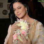 Veena Malik Instagram – Love flowers💐💐💐 But Dnt Pluck Them🤟🙌💯…. 

Sounds like so satisfying … I am a huge huge lover of beautiful flowers but I never liked the idea of plucking them and see them dying… well I recently was introduced to @munibasofficial by Dearest❤️ @irfanistan and I was So so delighted 😍😍😍😍Flowers smell so good and look so real but Hang on Not actually Real💐💐💐🙌

So we I got some clicks with @tahseenkhanoffical was the stylist and @mateenshahphotography clicked 💯🔥❤️💋🍒

Wow now these are the flowers that I’m gonna love with all my heart and not be afraid Of See them Dried away … I’m gonna use them so often now so all Beautiful people out there any Special occasion just ask @munibasofficial  and get ur order ready💐🙌🔥

@munibasofficial @irfanistan @tahseenkhanoffical @mateenshahphotography #flowerstagram #fashionista #artificialflowerarrangement #weddingsflowersdecor #flowerdecorations