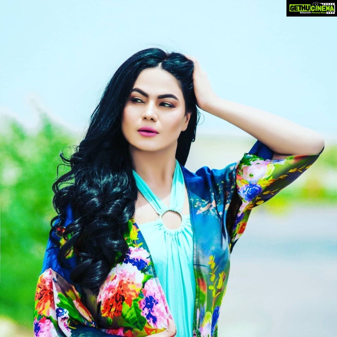 Veena Malik Instagram - #beautifulday #👗👗👗👠👖👔👕🌹🌹🌹🌹🌹🌹🌹🌹🌹🌹 #beautiful_world #💎💎💎💎 #💦💨☔️️⛈🌧💥💧 #lovesummertime