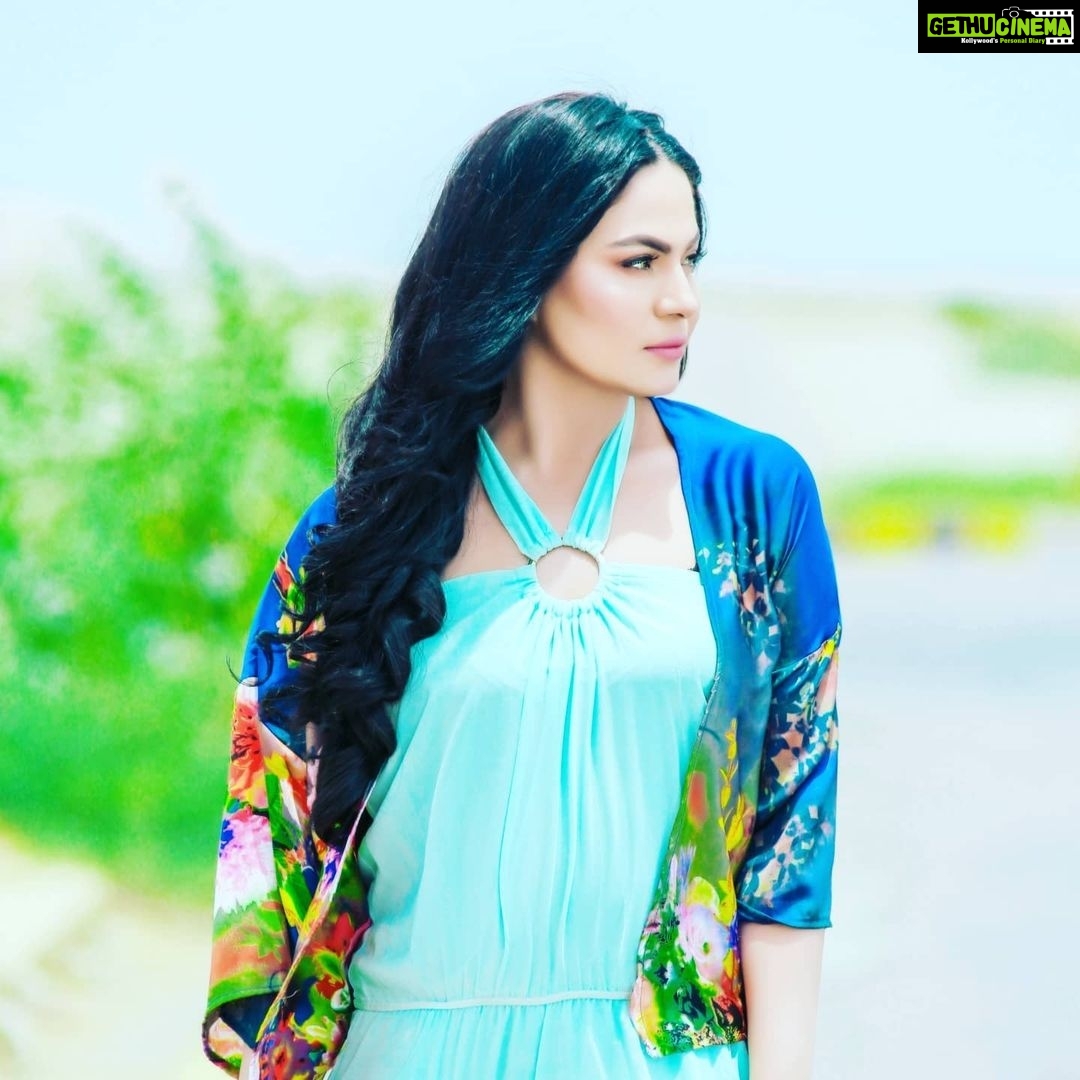 Veena Malik Instagram - #beautifulday #👗👗👗👠👖👔👕🌹🌹🌹🌹🌹🌹🌹🌹🌹🌹 #beautiful_world #💎💎💎💎 #💦💨☔️️⛈🌧💥💧 #lovesummertime