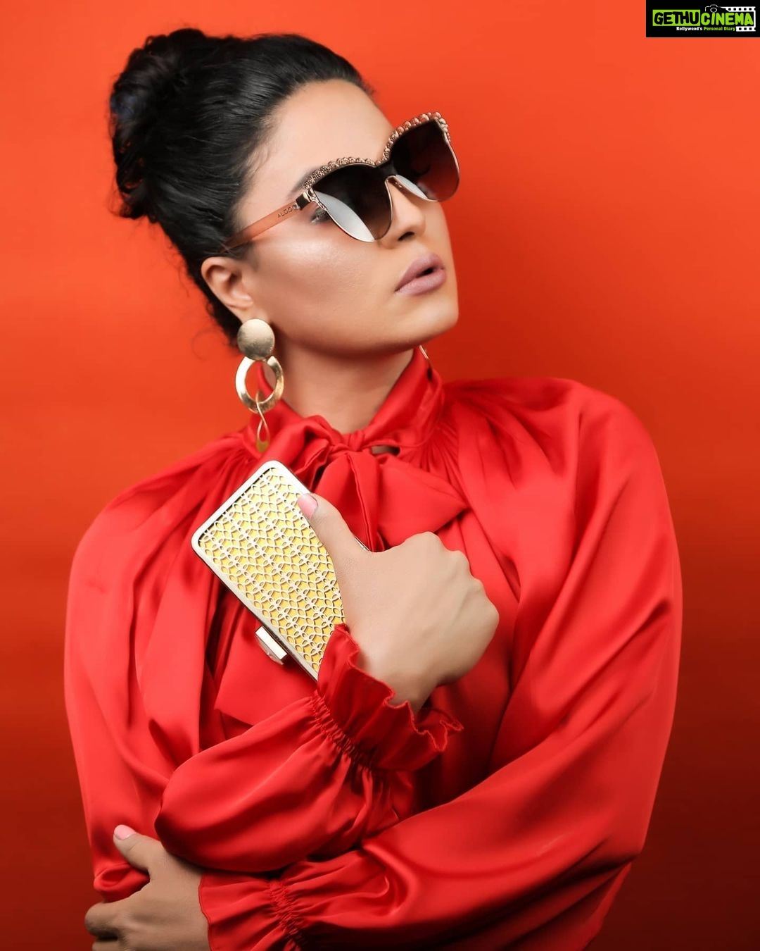 Veena Malik Instagram - Pain = power #💞💖💕💓💎💛💙💜💚