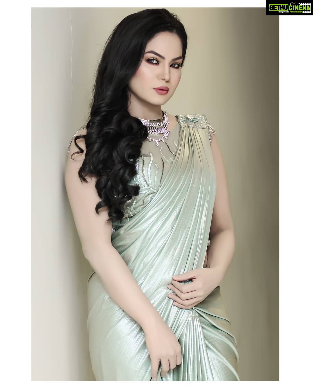 Veena Malik Instagram - #veenamalik #👗👠#💄💋
