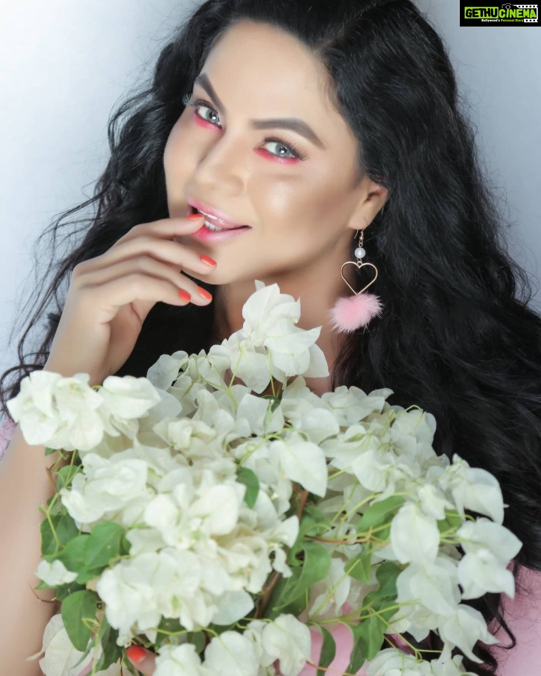 Veena Malik Instagram - #goodmorning #goodvibesonly✨ #✨💫⚡️ #beautiful_world #beautifulday #🥰😍🤩🥰😍🤩