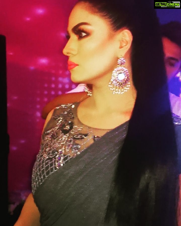 Veena Malik Instagram - Matlab Set per Pen Nai Hai✒️💣🤒😠#veenamalik #😩💣🤣💣🤣💣🤣💣🤣💣🤣💣🤣💣🤣💣🤣💣🤣🤚