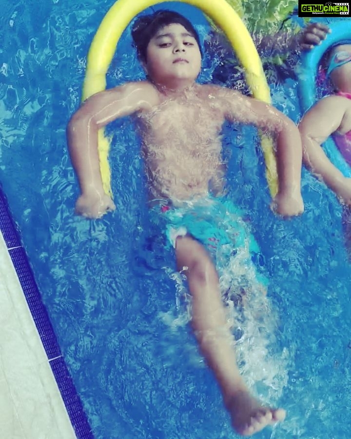 Veena Malik Instagram - Hahaha swimmingclass in a BadMood😂✌😍 #mykidsrock #bambam😂😂