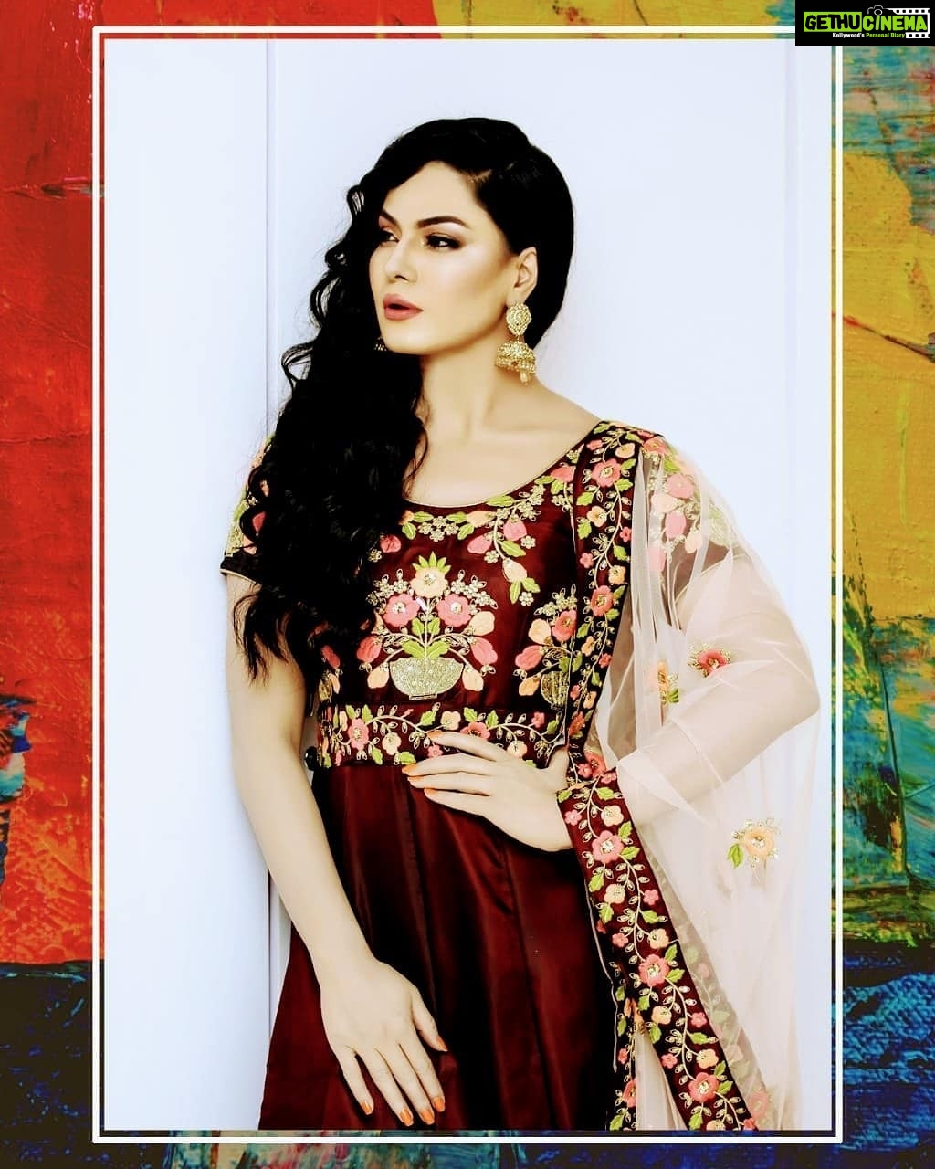 Veena Malik Instagram - #veenamalik #π«π«π« #maroon #fashion #ππ»ππ»ππ»ππ»ππ»ππ»ππ»ππ»ππΌππΊππππΉπΉπΉπͺπΌπͺπΌππ»