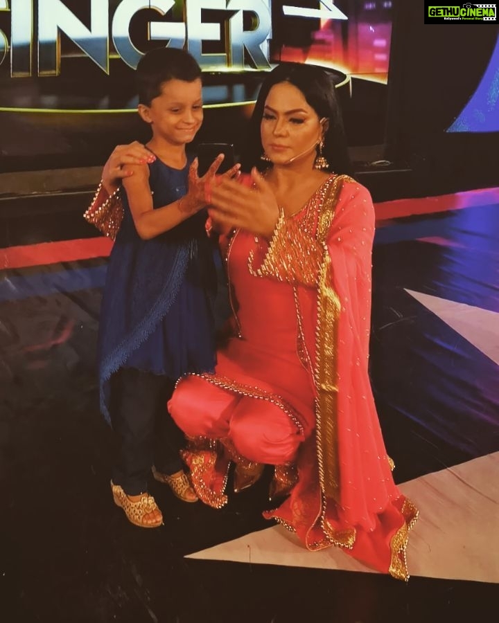 Veena Malik Instagram - Getting this Beautiful Baby Girl a perfect Selfie❤️😘😍👌🤳 #veenamalik #selfietime