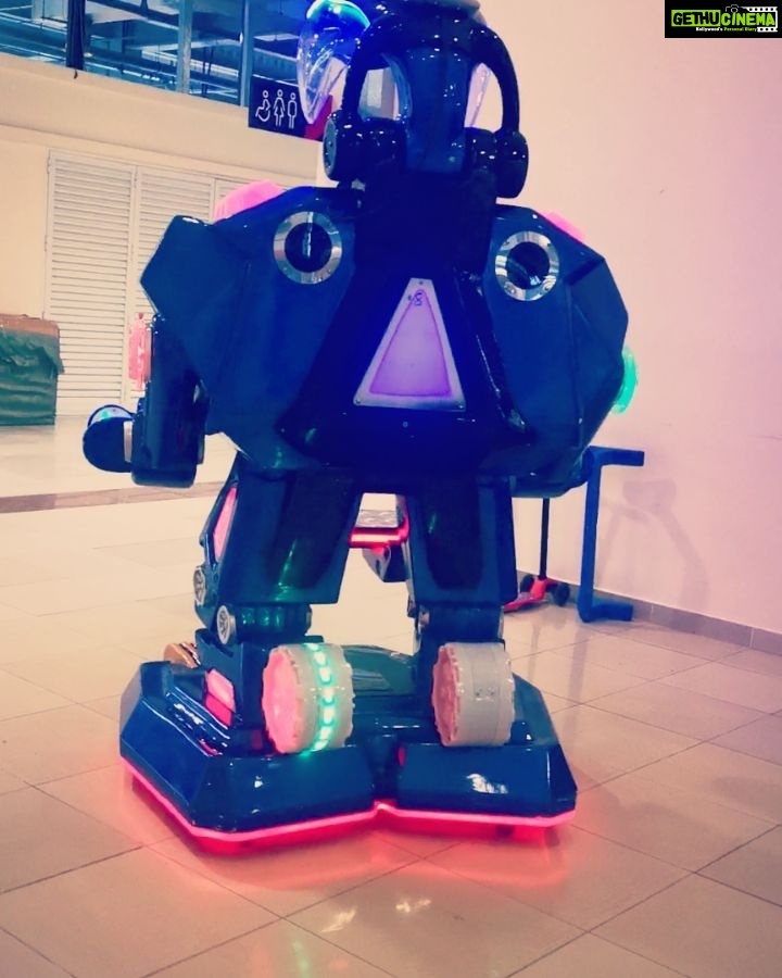 Veena Malik Instagram - Abram Driving His Robo in the Mallπβ€οΈππ #mybabies #abramβ€οΈ #Amalβ€οΈ #mykiddos #ππππππππππππππππππππππΈππππππ