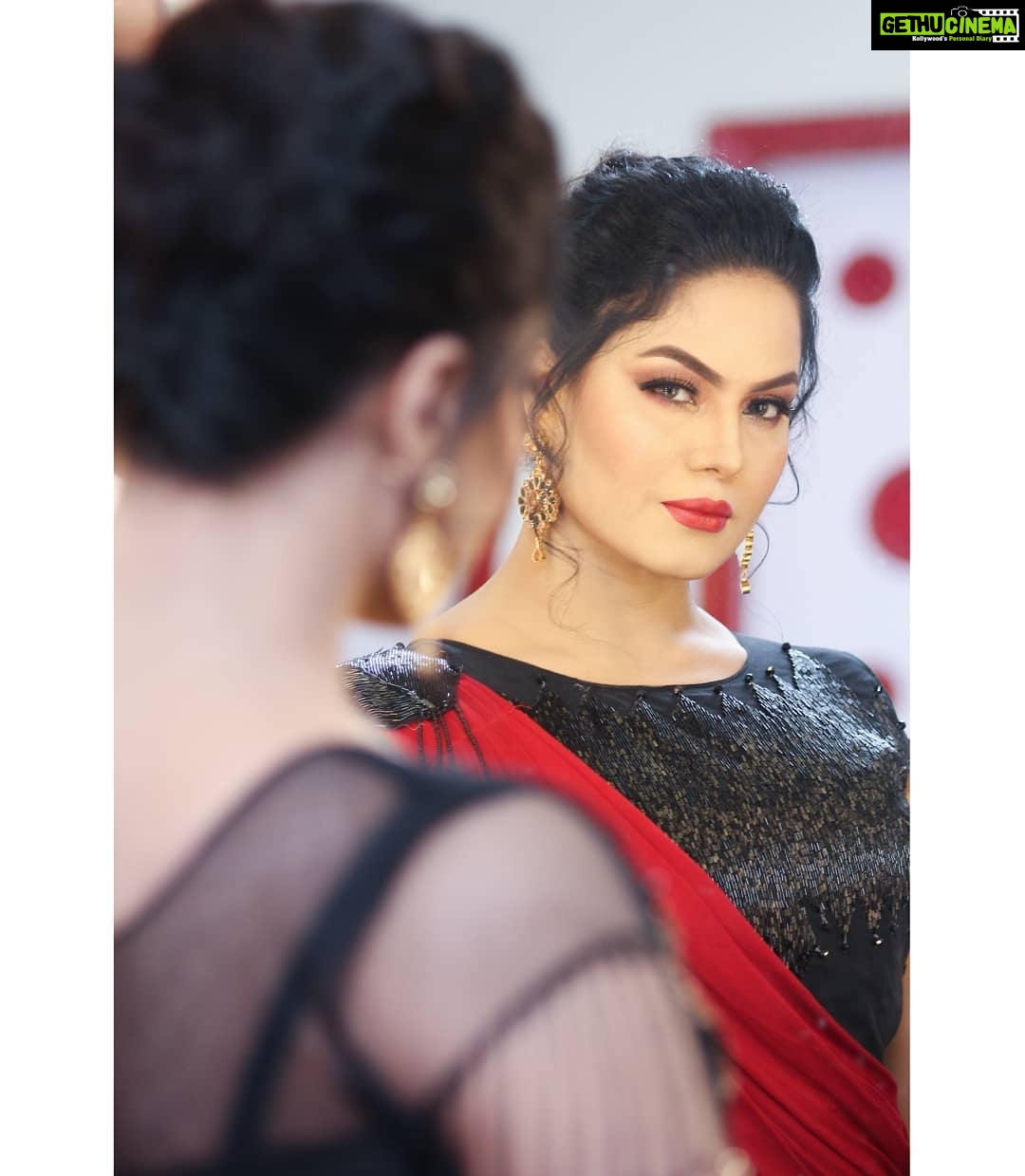 Veena Malik Instagram - "Keep your face always toward the sunshine - and shadows will fall behind you." #VeenaMalik
