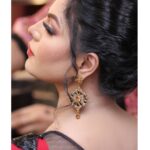 Veena Malik Instagram - "The POSITIVE THINKER sees the INVISIBLE, feels the INTANGIBLE, and achieves the IMPOSSIBLE." Wearing : @jhumky_jewellery_empire Karachi, Pakistan