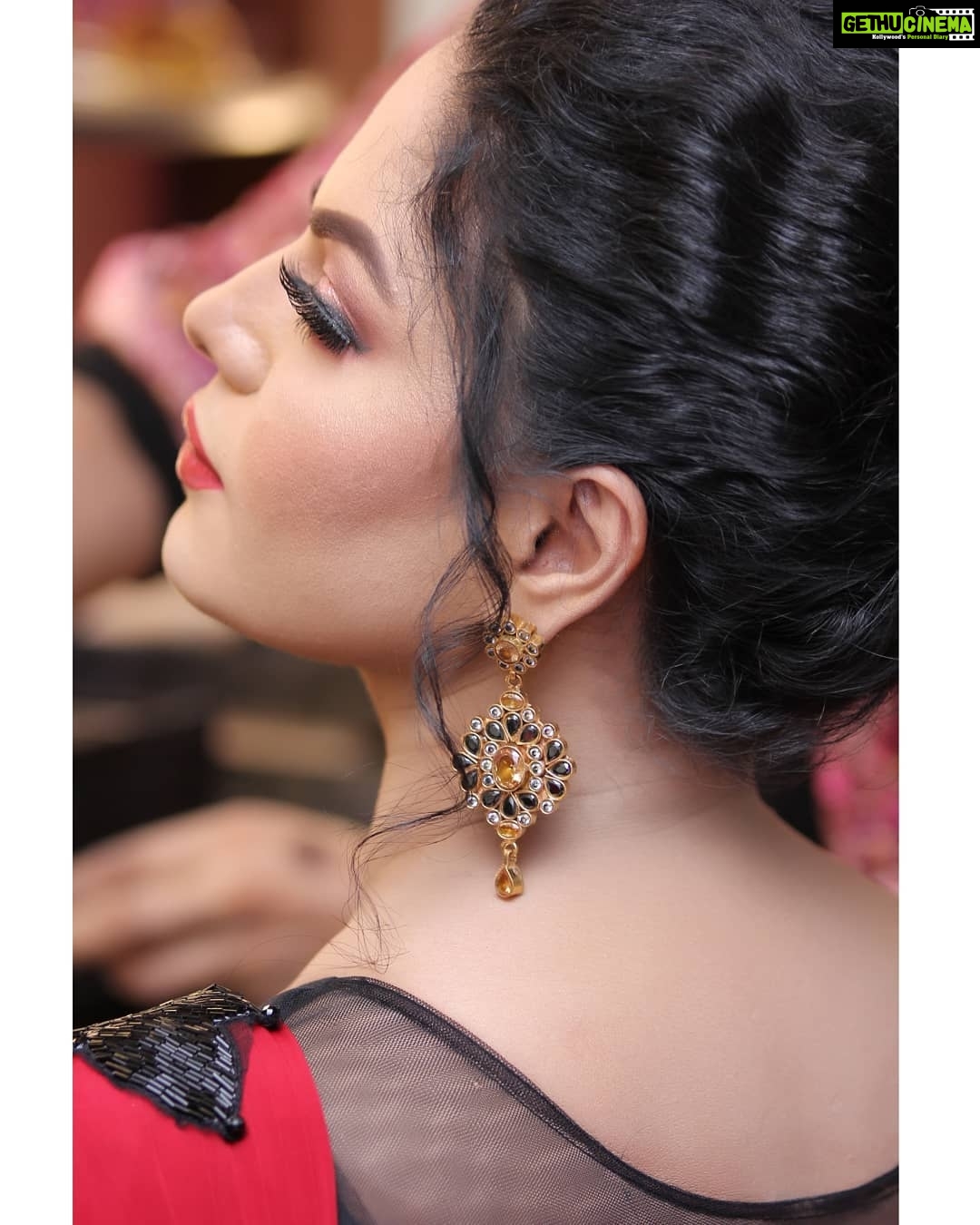 Veena Malik Instagram - "The POSITIVE THINKER sees the INVISIBLE, feels the INTANGIBLE, and achieves the IMPOSSIBLE." Wearing : @jhumky_jewellery_empire Karachi, Pakistan