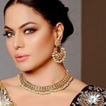 Veena Malik Instagram - Where Elegance meets Traditions♥️… where passion meets Beauty💋 I was shooting for An @arynewstv and got this beautiful piece of Jewellery by @newera.jewellers and I absolutely fall in love with it… it surly added so much class to my Black Saree♥️❤️💋🔥 @theveenamalik @newera.jewellers @tahseenkhanoffical @mateenshahphotography #traditinlajewellery #jewellery @mateenshahphotography #newerajewellers #♥️💐♥️