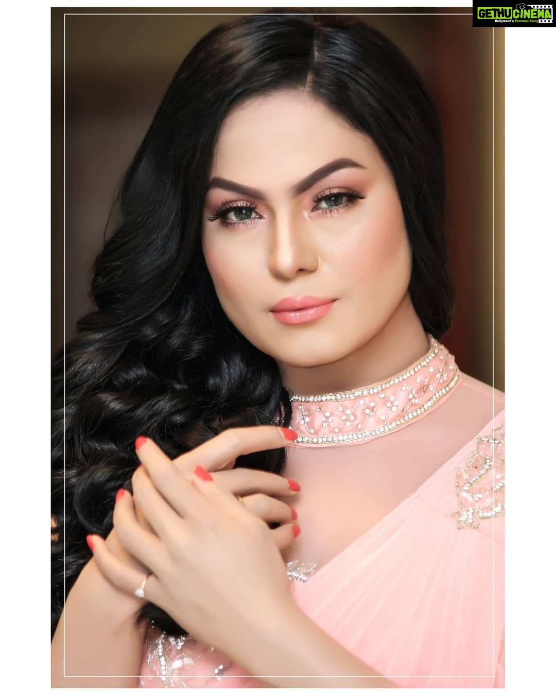 Veena Malik Instagram - Try not to become a person of success, but rather try to become a person of value. #VeenaMalik Karachi, Pakistan