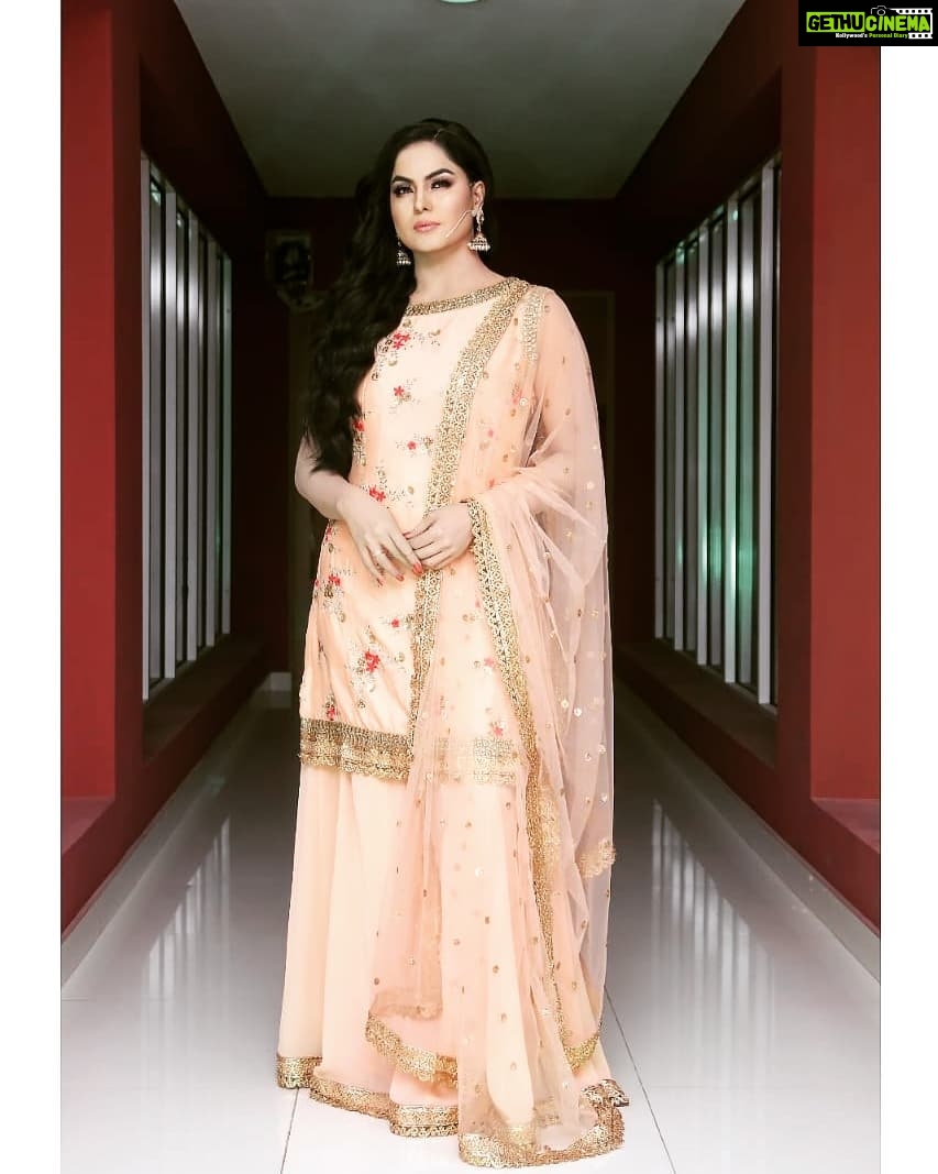 Veena Malik Instagram - Sunrise paints the sky with pinks and the sunset with peaches. Cool to warm. So is the progression from childhood to growing up. #VeenaMalik Karachi, Pakistan