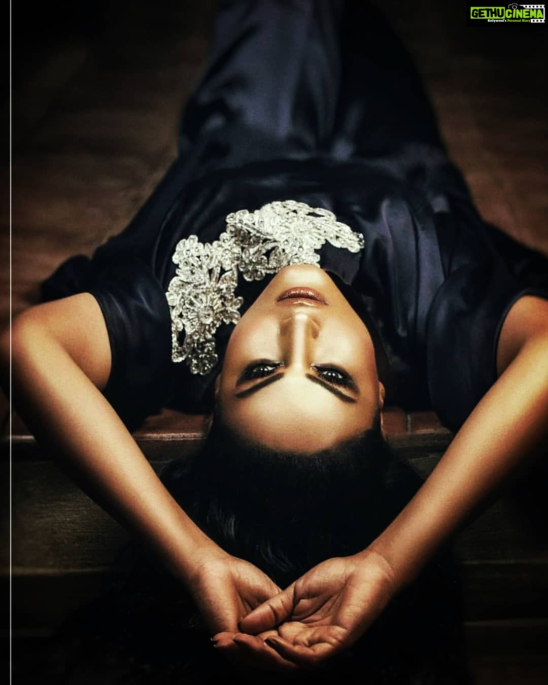 Veena Malik Instagram - Always be a first version of yourself, instead of a second version of somebody else. #VeenaMalik Makeup: @zarassalonofficial Photography: @therohail Coordination: @umermushtaqofficial PR: @ghaniaasadpk Karachi, Pakistan
