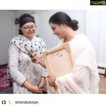 Veena Malik Instagram - #Repost @etrendsdotpk • • • • • • Breast cancer fighter Naela gifted her painting to Superstar @TheVeenaMalik during her visit at her residence. #VeenaMalik #BreastCareisReal #BreastCancerAwareness Karachi, Pakistan