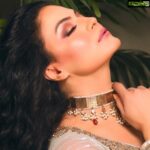 Veena Malik Instagram - Makeup by Zara khan Makeup by @zarassalonofficial Model - @theveenamalik Photography- @razajaffriofficial Jewellery- @glitzbysabaofficial . . Book today. Call Zara’s North Nazimabad Branch: 021-36628949 Zara’s Bahadurabad Branch: 021-34932039 Zara’s Zamzama Branch: 021-35360005-7 . #zarassalon #zaramakeupartist #veenamalik #recentshoot #makeupartist #weddings #bestbridalmakeup #shaadi #newnormal #weddingmakeup #glammakeup #weddingdress #glittereyes #dressyourface #instagood #makeup #beautiful #pakistani #makeuplife #makeupoftheday #instamakeup #wakeupandmak #photooftheday #beauty #bride #brideoft