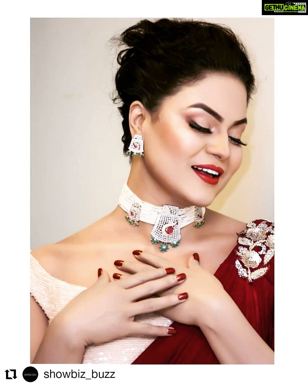 Veena Malik Instagram - #Repost @showbiz_buzz • • • • • • Veena Malik rooks ravishing is saaree. She recently had a successful fiberadenoma surgery. #VeenaMalik @theveenamalik Karachi, Pakistan