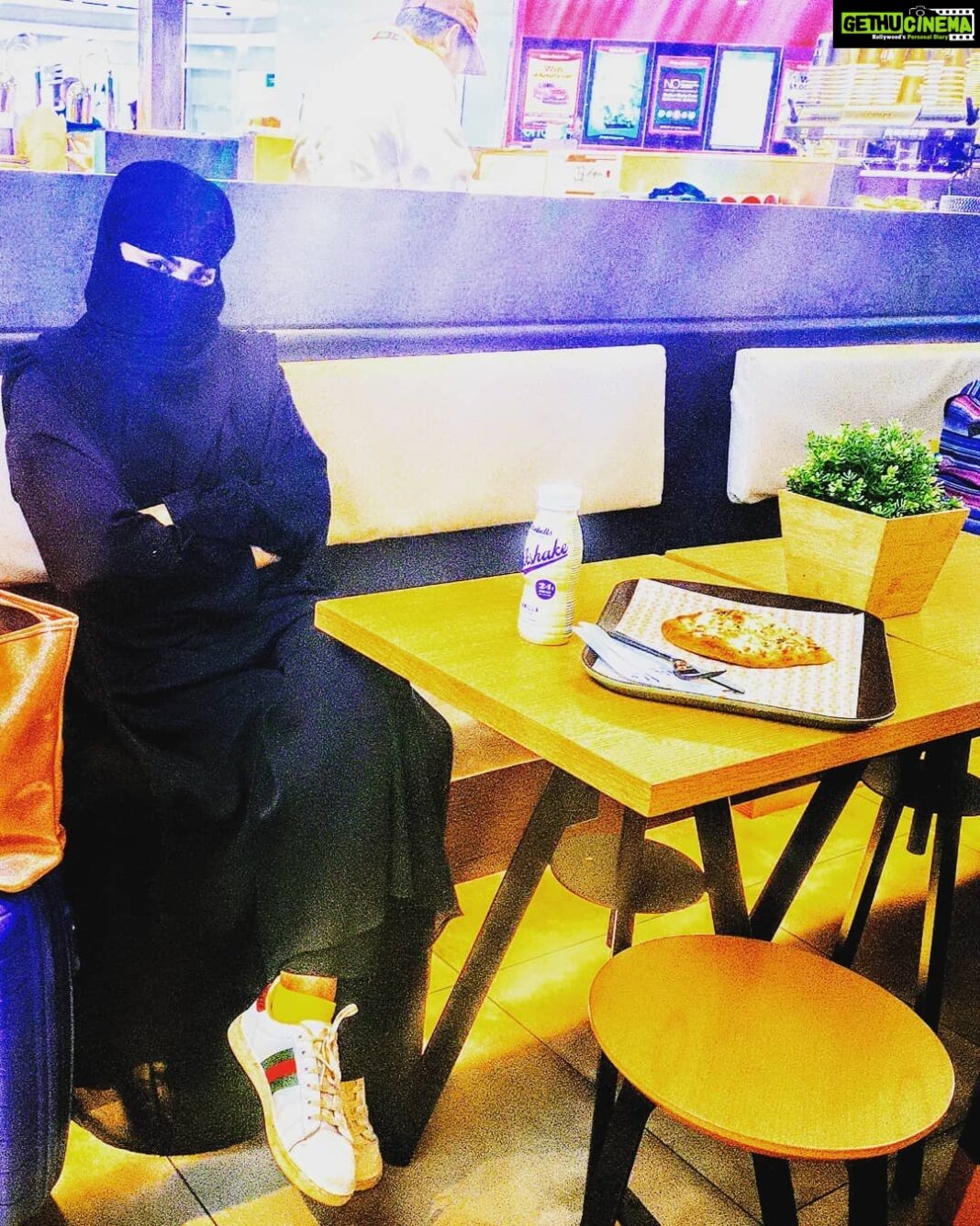 Veena Malik Instagram - ‏اے نبی فرما (ﷺ)دیجئے؛ اپنی بیویوں سے اور اپنی بیٹیوں سے اور مومنین کی عورتوں سے کہ جہاں کبھی ضرورت سے باہر نکلنا پڑے تو چادر میں لپٹ کر نکلا کرو(احزاب :59) ‎#حجاب_اسلامی_تہذیب_کی_پہچان